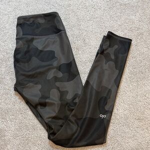 ALO Yoga Leggings - Black Camo